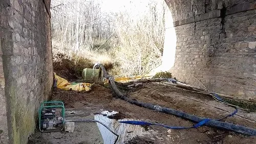 Pompage et évacuation d’eau au pied d’un ouvrage maçonné