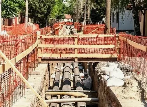 Tranchée de réseaux balisée en zone résidentielle