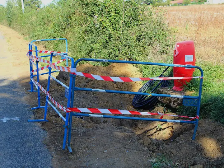 Fouille balisée pour une canalisation d’eau près d’une borne incendie