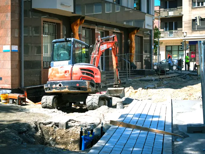 Mini-pelle sur un chantier de voirie en ville