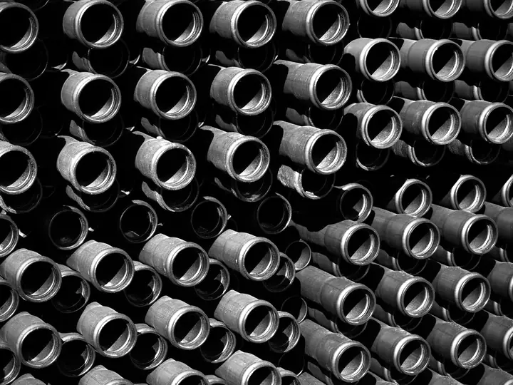 Tubes PE noirs empilés